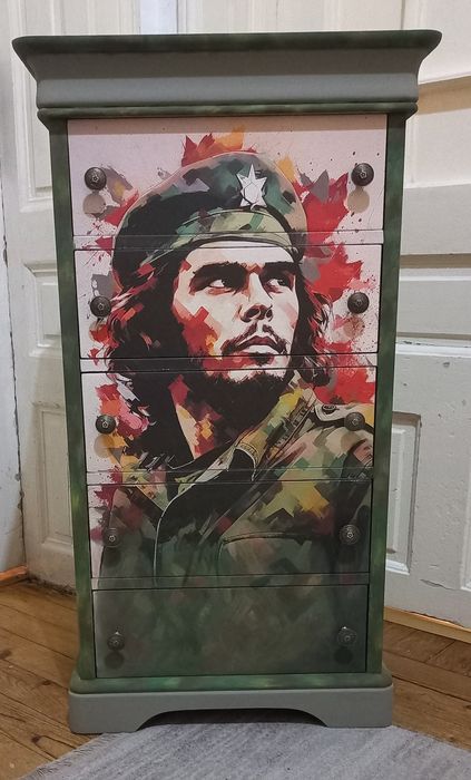 Висок шкаф Че Гевара