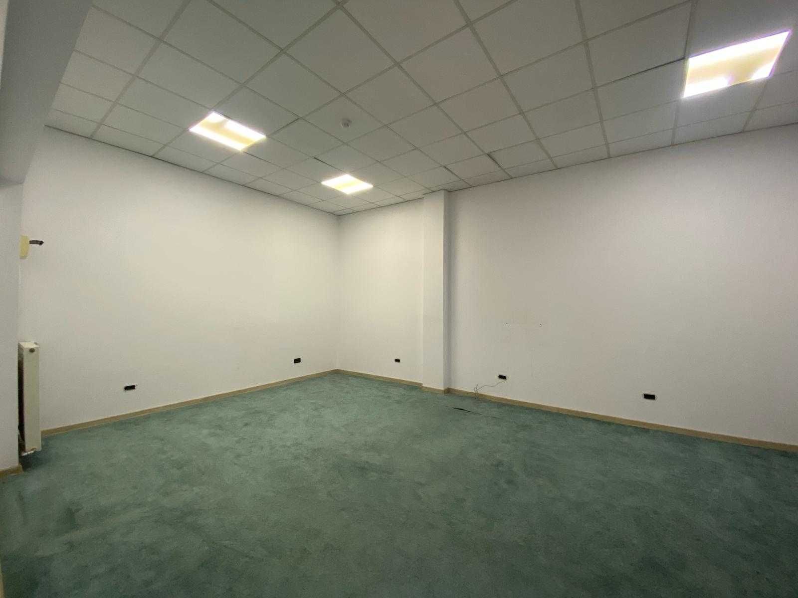 Inchiriez spatiu comercial, imobil intreg, Arad, central