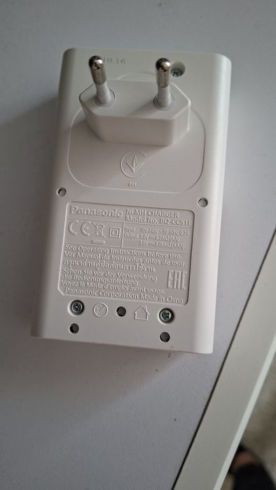 Încărcător acumulatori AA si AAA, model Panasonic