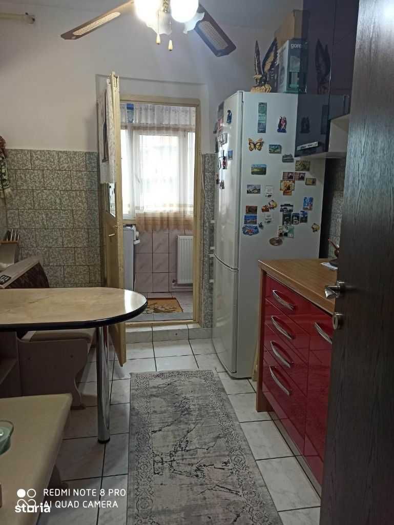 Vând apartament 3 camere Mioveni,etaj 2 preț valabil doar luna Mai