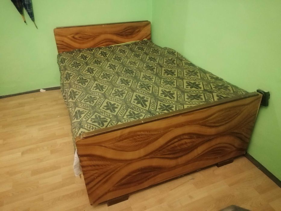 Спалня с пружинен матрак