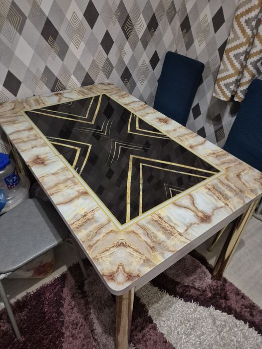 Продаётся стол со стулями