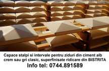 Capace stalpi si coame intervale gard din ciment alb sau crem finisate