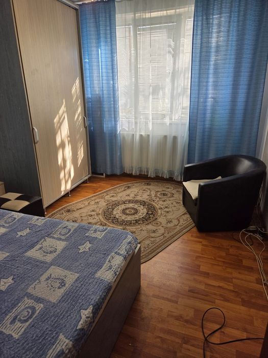 Închiriez apartament 2 camere decomandat.