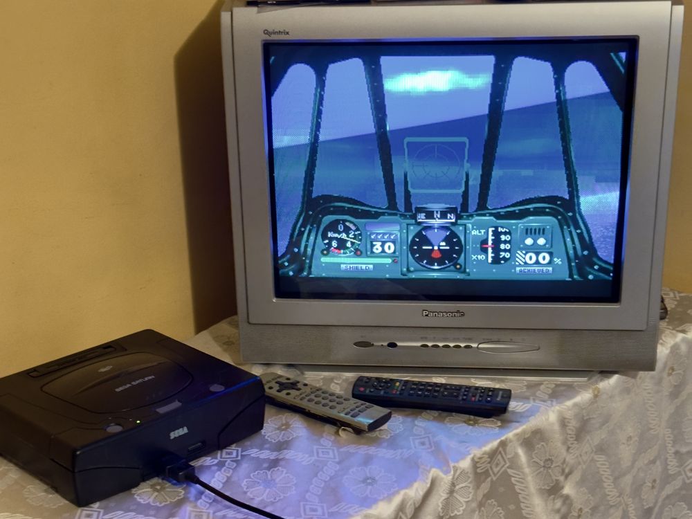 Sega Saturn functional cu doua cd-uri si controller