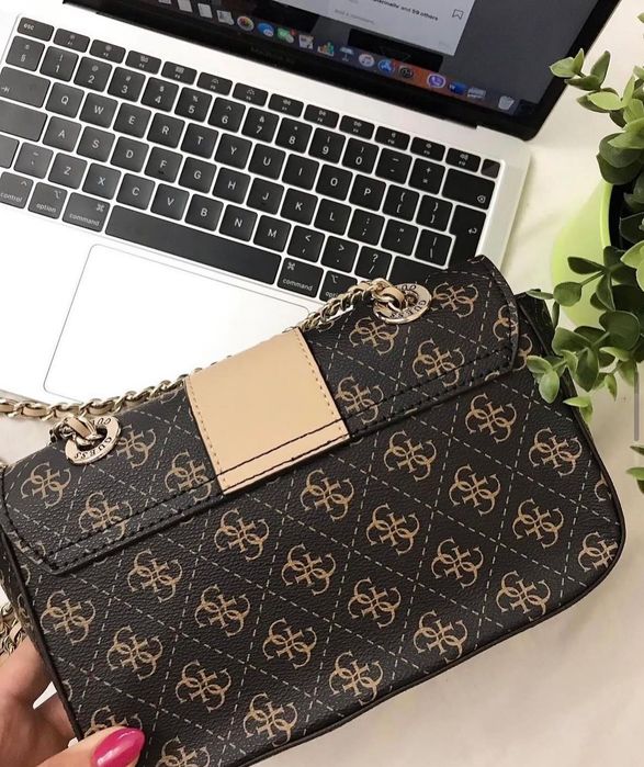 Оригинална чанта Guess