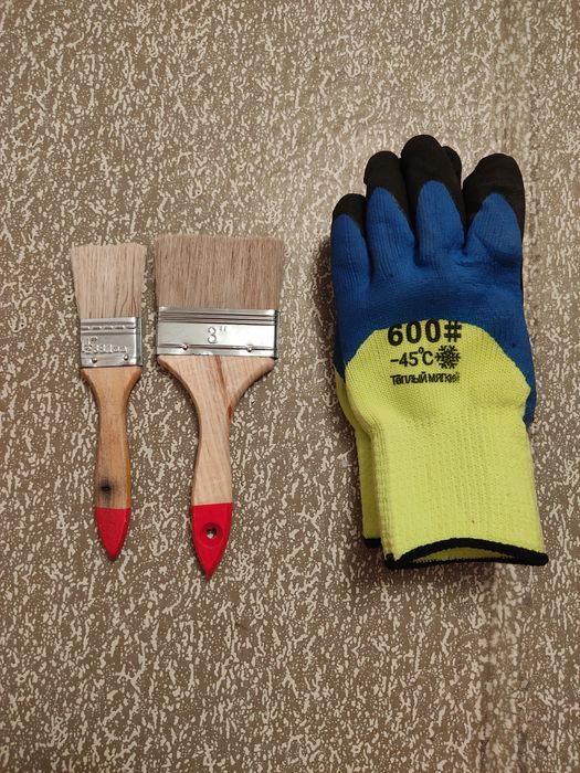 Кисти для краски и перчатки