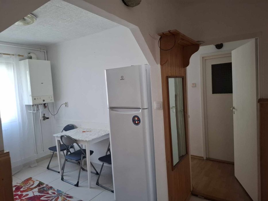 Apartament spațios la etajul 2, cu 4 camere și balcon.