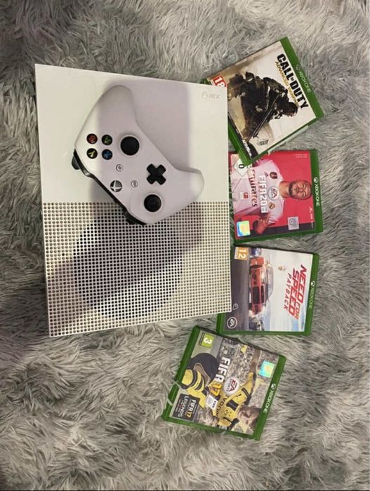 Xbox One S + 4 Jucari