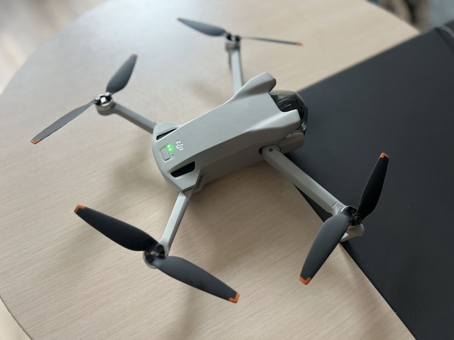 Продавам DJI Mini 3 Fly More Combo RC-2