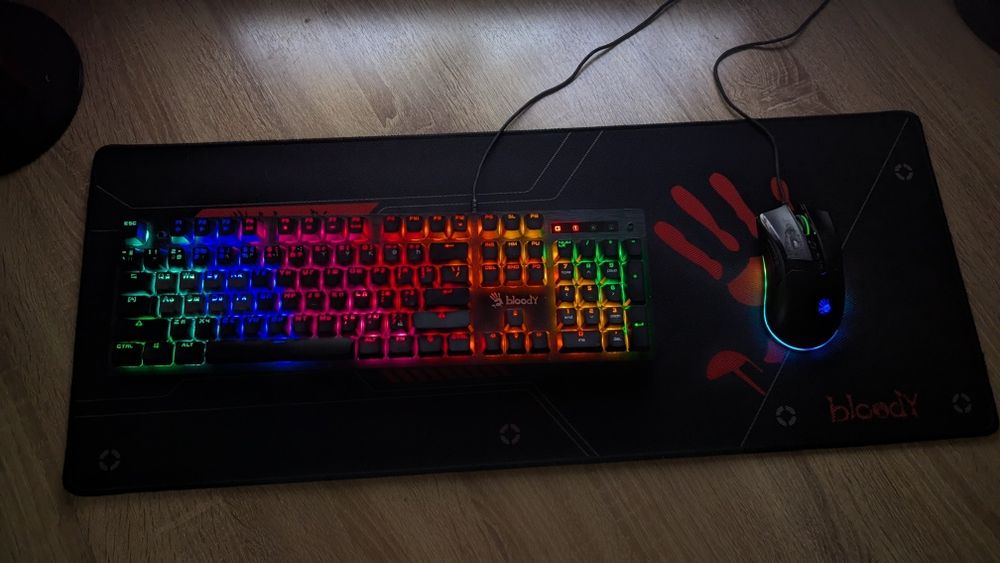 Продам девайсы Клавиатуру,мышку,коврик