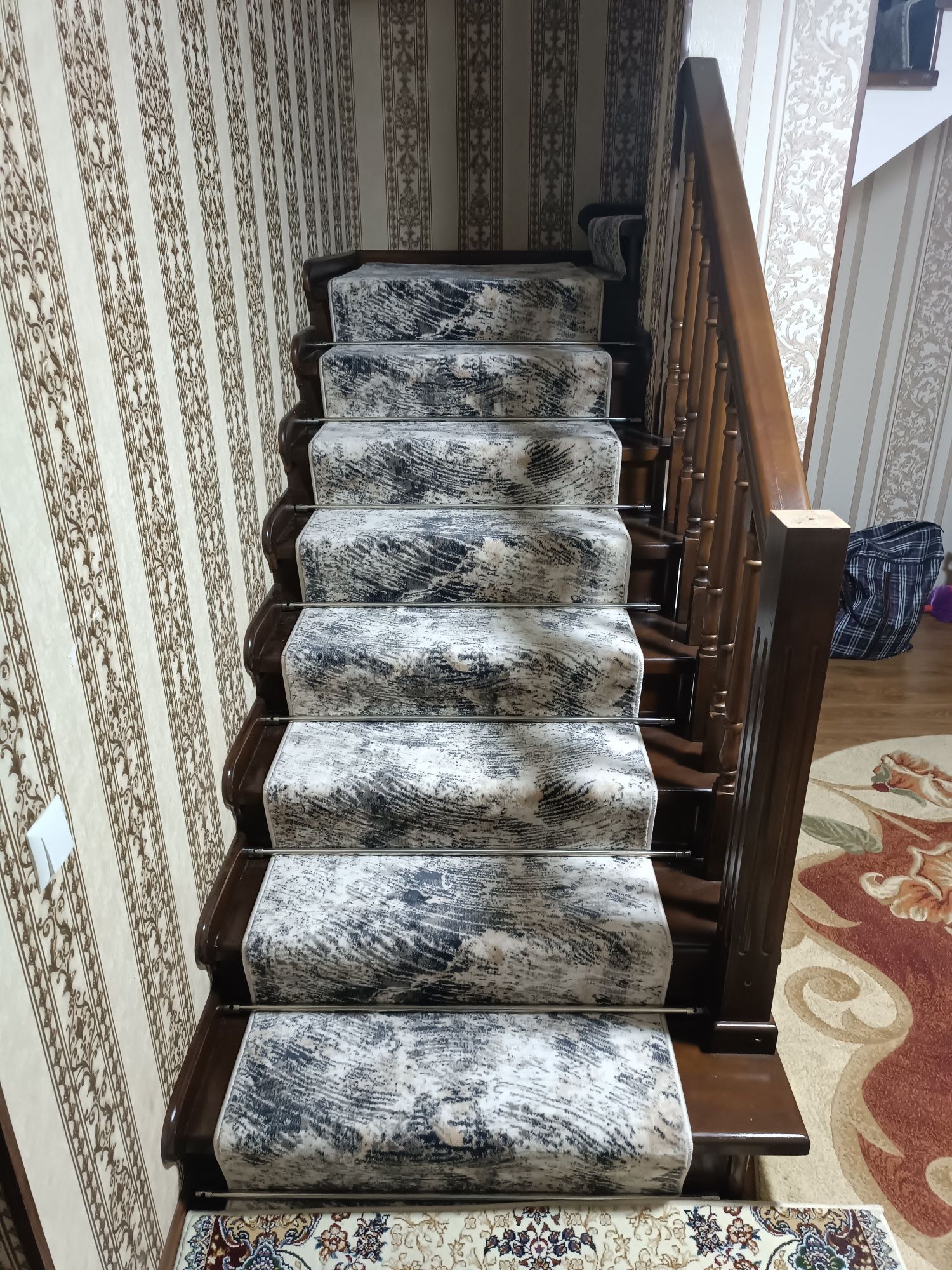 Установка на лестницу держатель для  ковров  и продажа драп резина