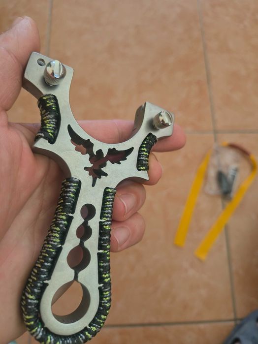 Praștie profesională + 100 bile + 3 benzi de rezeră