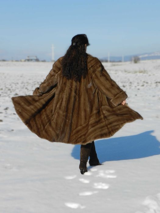 ELEGANTA LA SUPERLATIV!Sublima haina din blana de vizon capuccino.