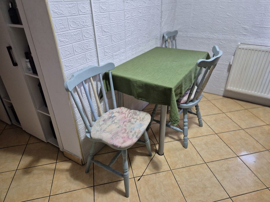 Set scaune lemn masiv și masa,