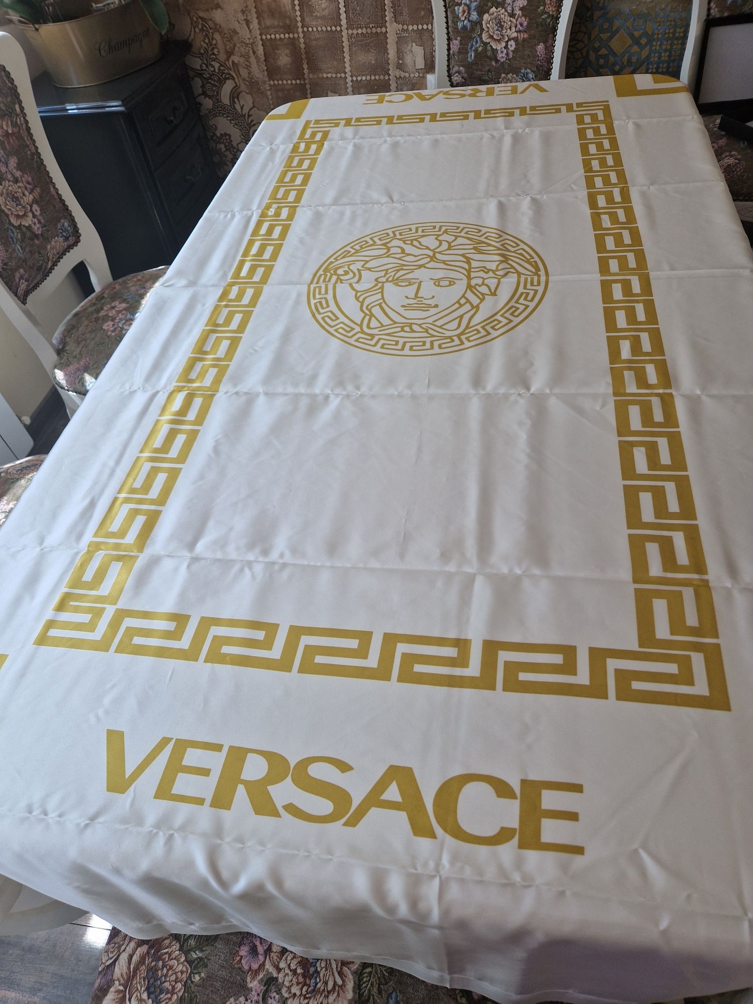Луксозна покривка от сатен Versace с пискюли