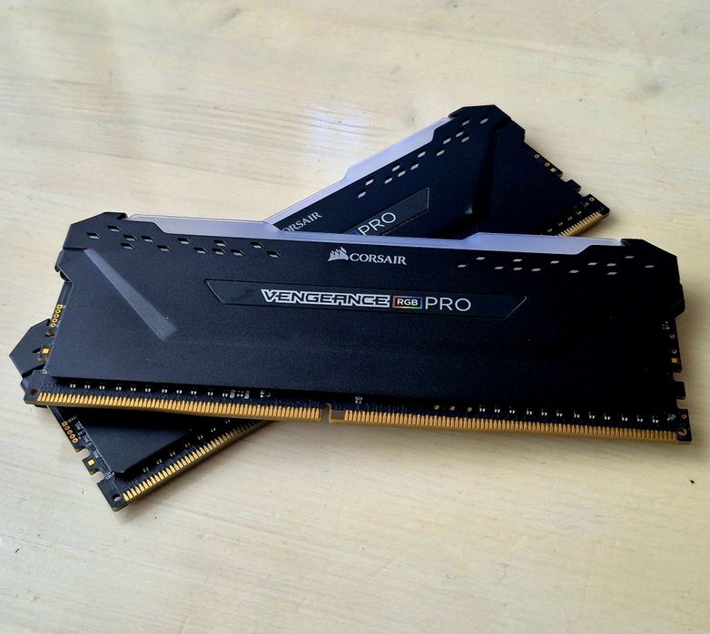 16GB RAM 2666MHz DDR4 Corsair RGB PRO