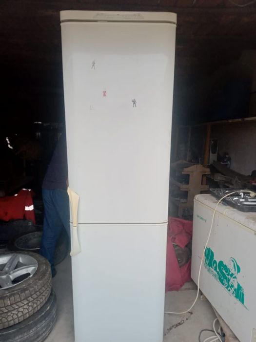 Холодильник 2 метровый и ковер