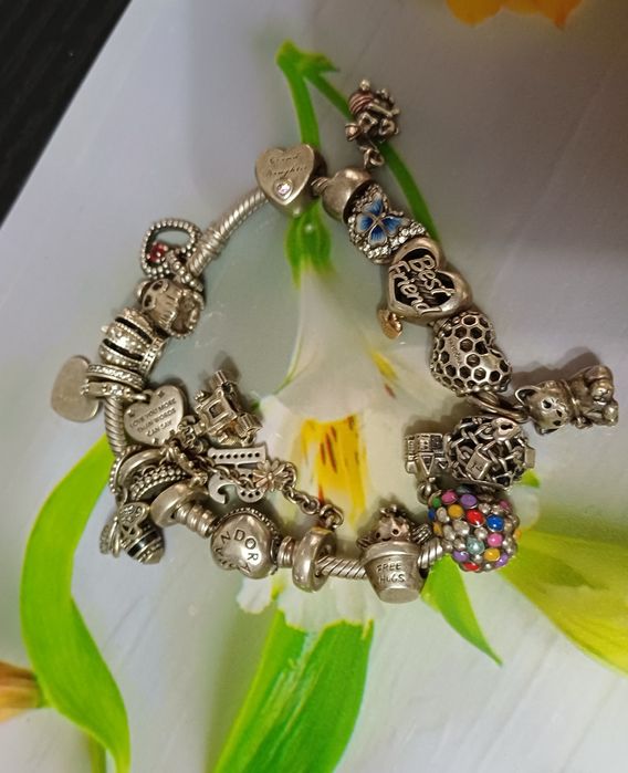 Bratara Pandora cu 18 charmuri