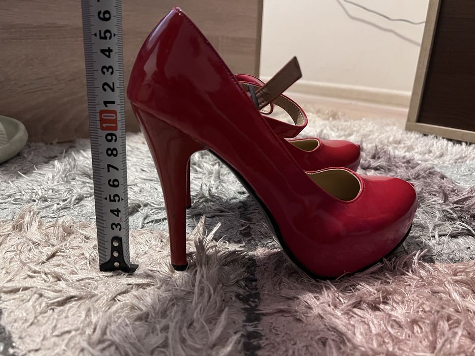 Червени дамски токчета