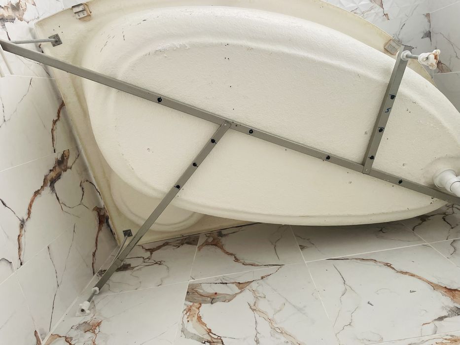 Cada baie pe colt stanga in stare excelenta