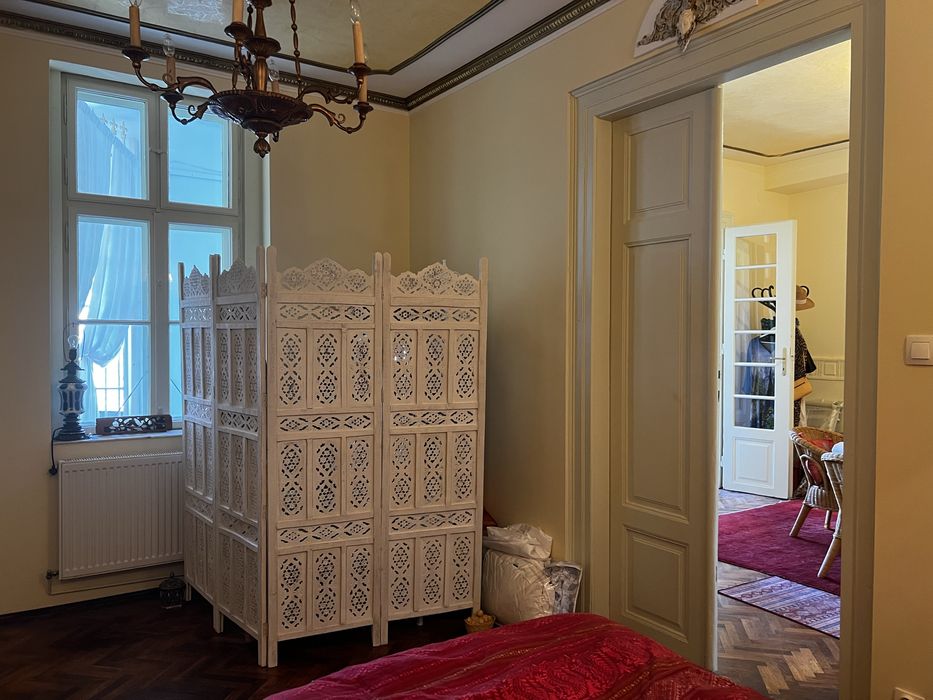 Vand apartamnet 2 camere ultracentral la curte