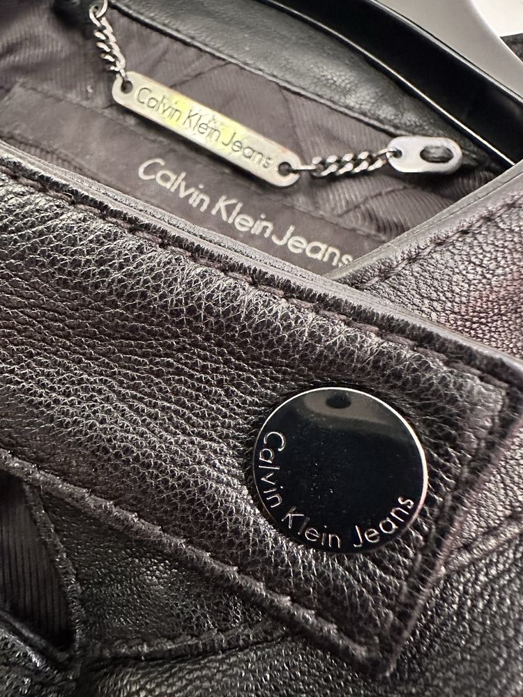 Маркова якета Calvin Klein от естествена перфорирана кожа