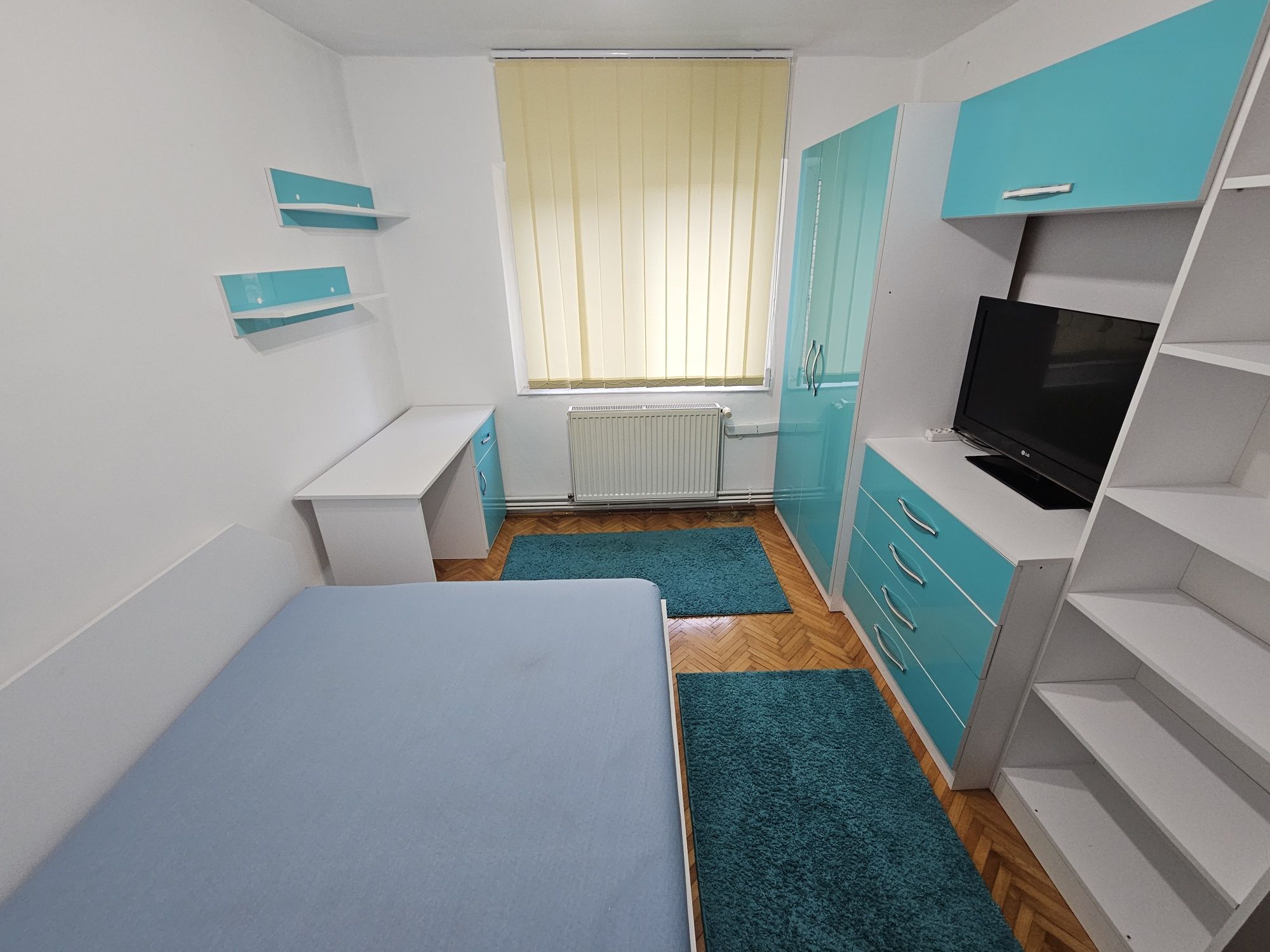 Inchiriez apartament cu 4 camere zona polivalenta