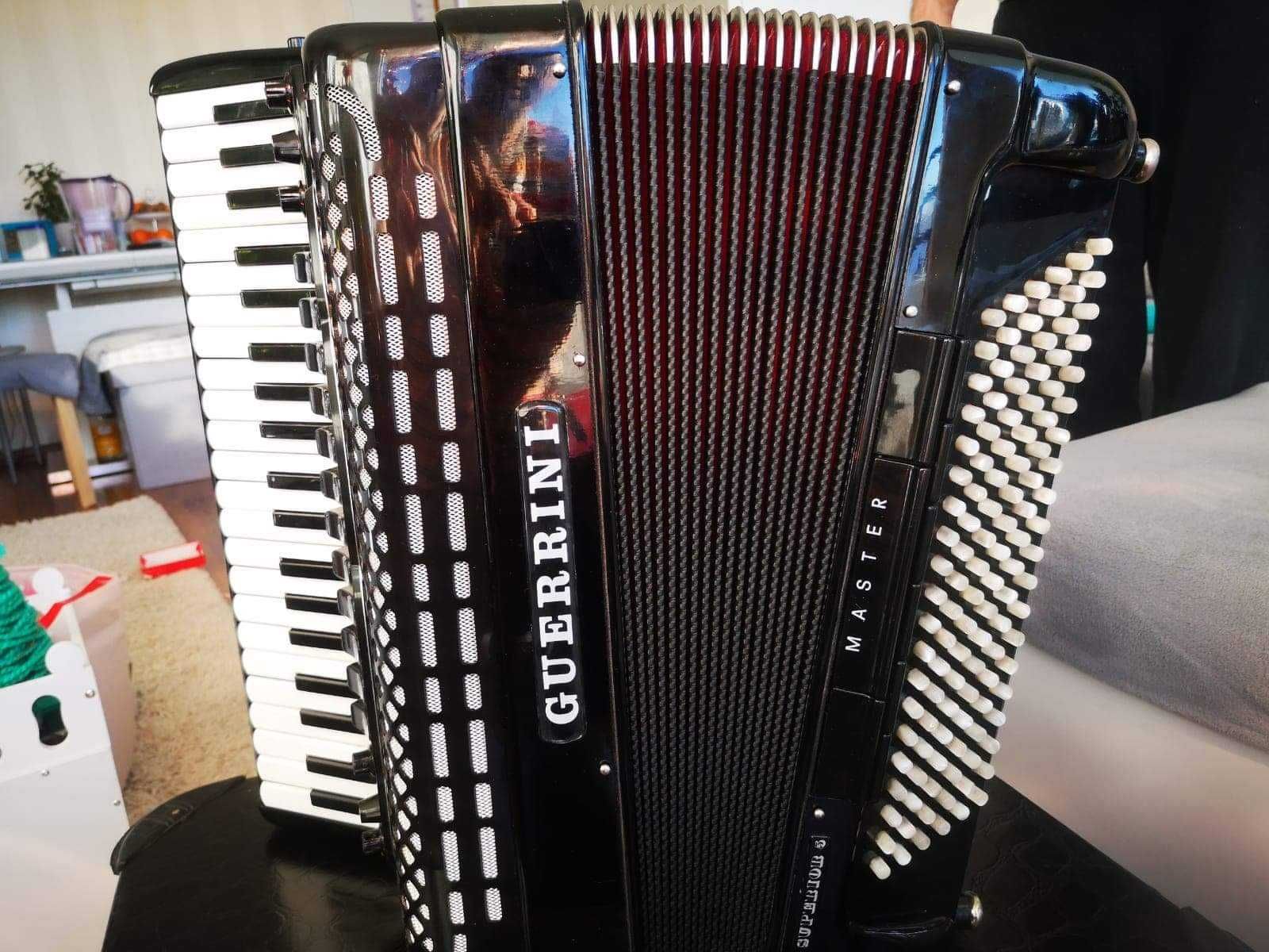 Vand acordeon Guerrini profesional cu muzica cagnoni H1 AMANO, Cabina