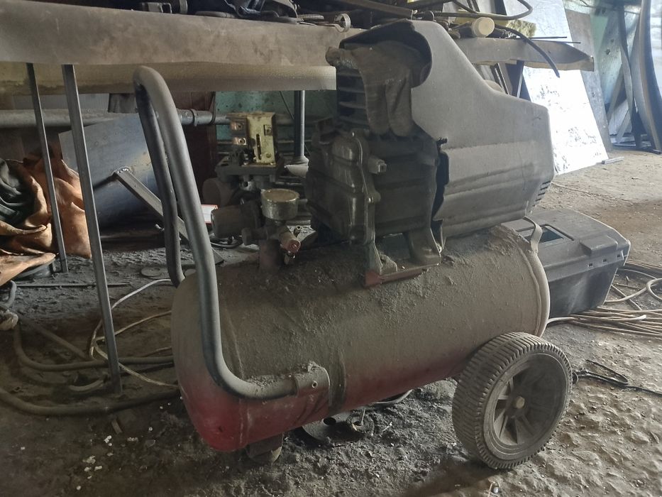 Продам компрессор на запчасти.