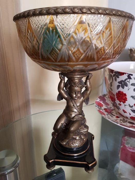 декоративная антикварная чаша на фигурной подставке.