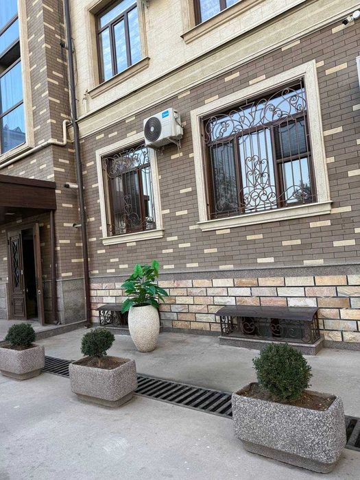 Продаю свою квартиру с цокольным этажом общей квадратурой 185,28 кв.м