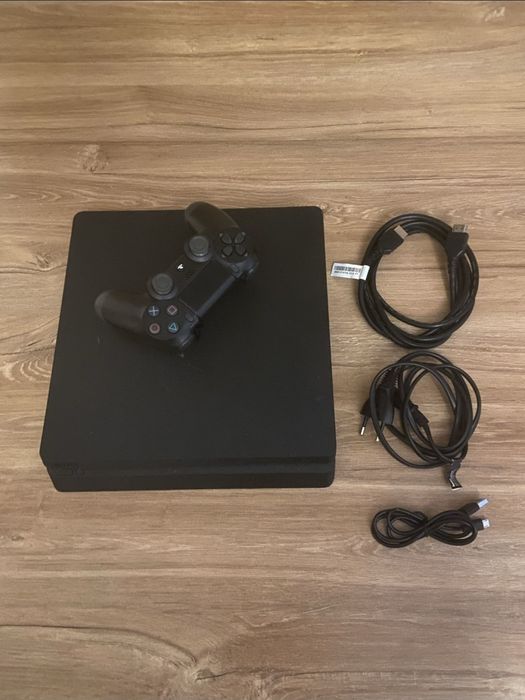 Ps4 slim 500 gb + 5 jocuri și o manetă .Vând urgent