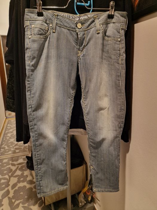 Blugi Guess cu lungime albastru si alb