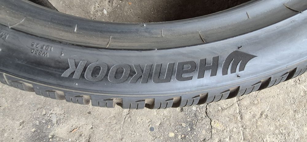 4 anvelope iarna ca si noi Hankook 255/35/21.Pretul este pe bucata