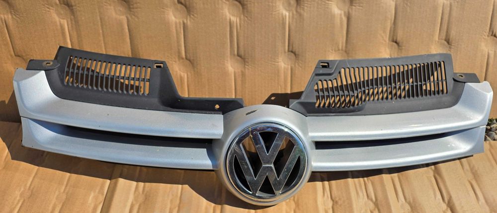 Grila radiator Vw Golf 5 2004 / 2005 / 2006 2007
