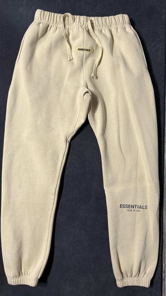 Анцуг/ tracksuit на essentials