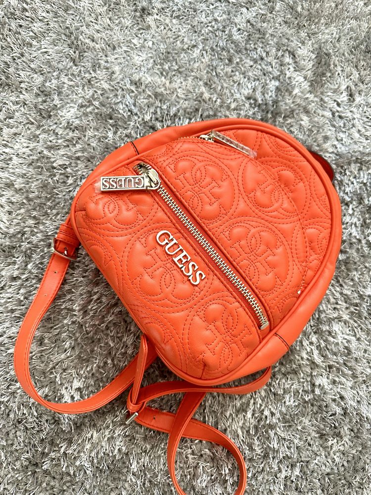 Кожена раничка Guess