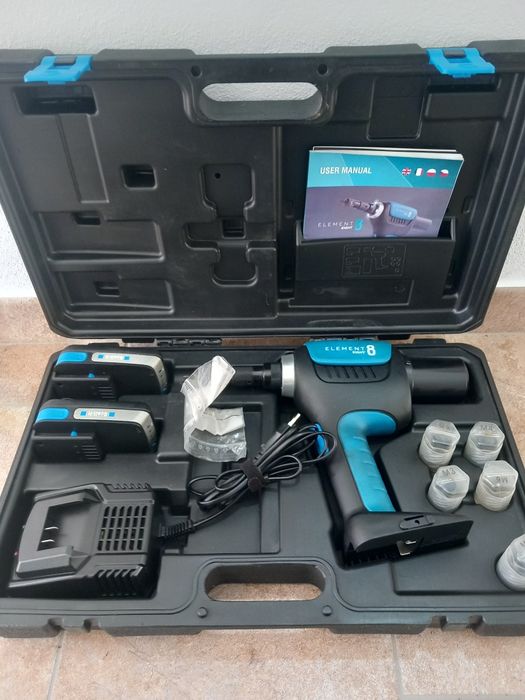 Pistol pentru nituri cu filet