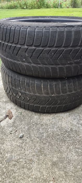 Vând 2 cauciucuri Pirelli 225 40 r18