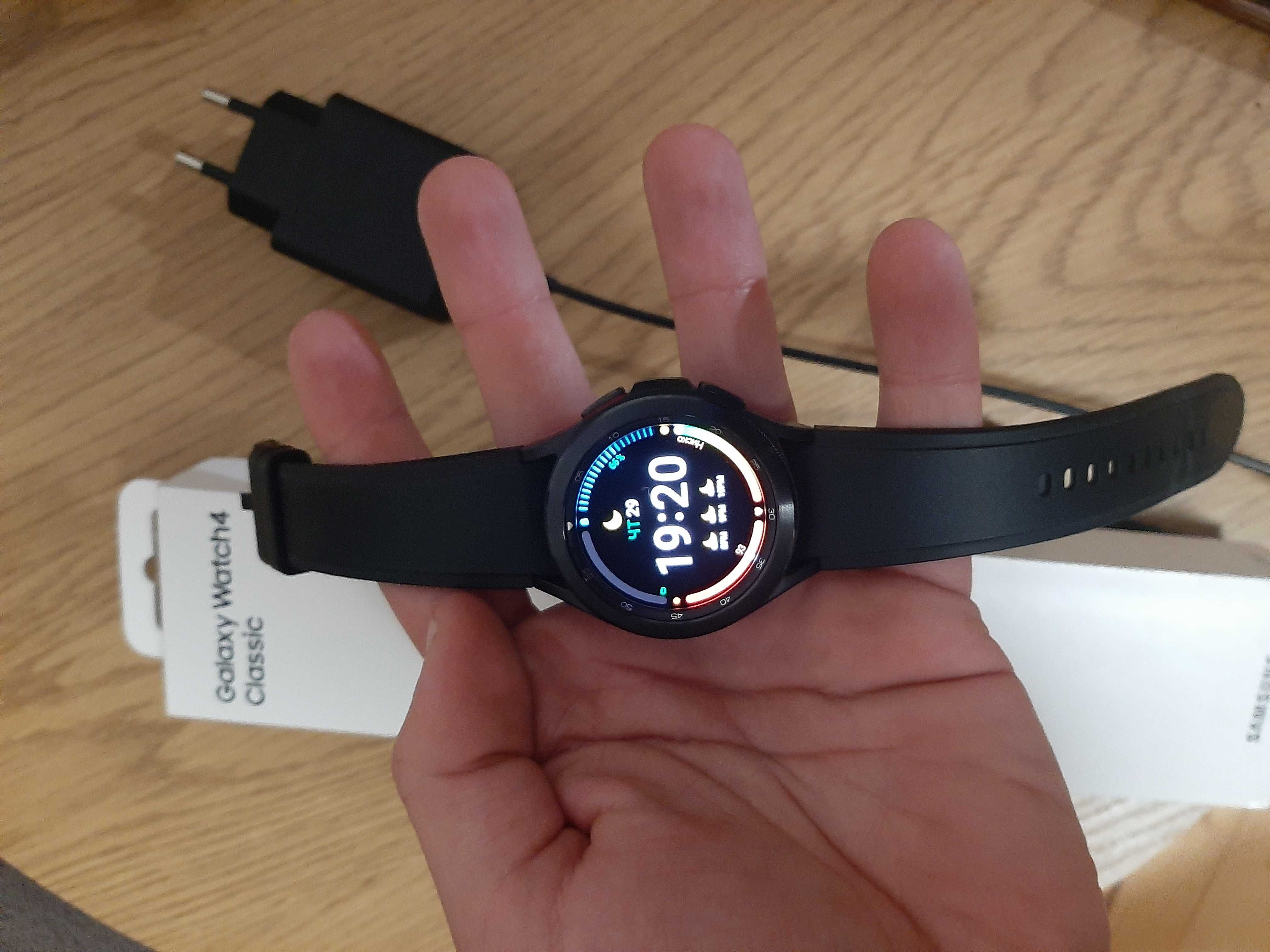 Продавам смарт часовник galaxy watch 4 classic