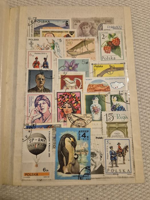 Класьор с марки от различни държави