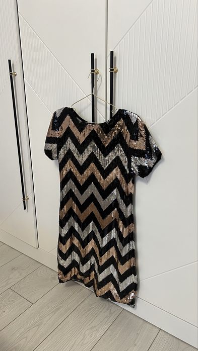 Платье полностью в пайетках