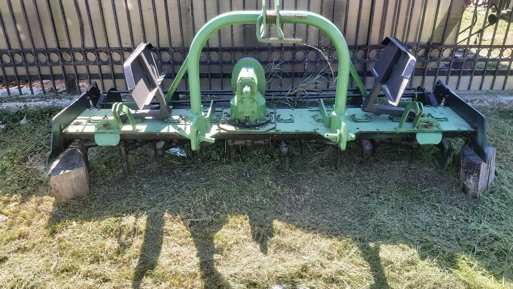 Vand tractor Fendt, semanatoare, plug, batoza, prasitoare, tocator