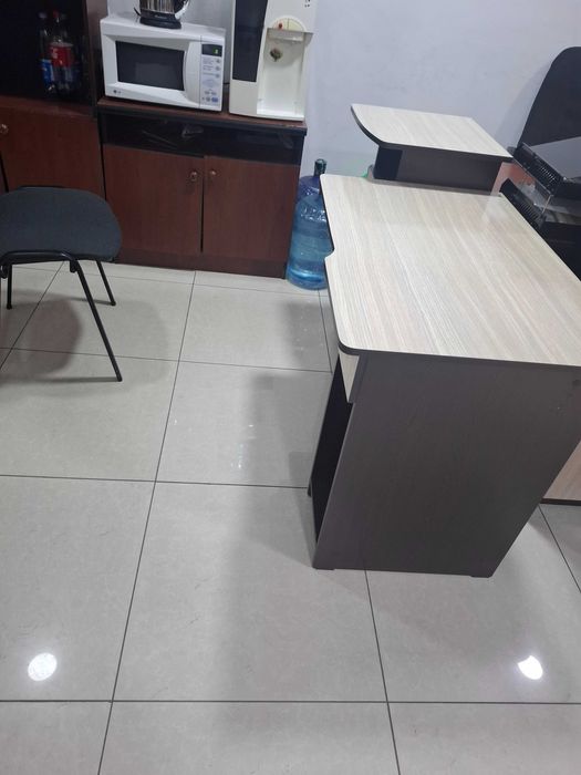 Стол компьютерный в идеальном состоянии.