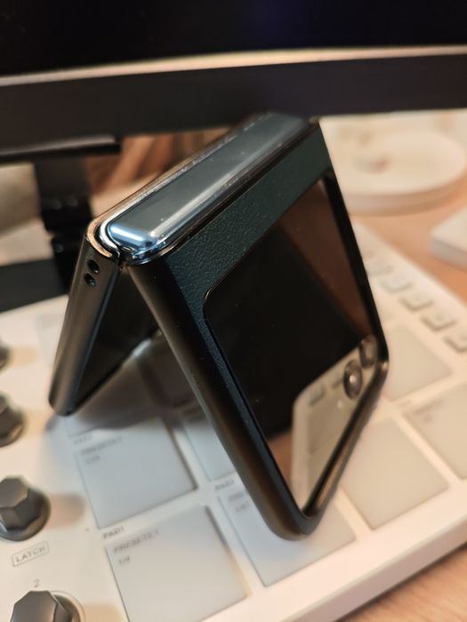 Motorola razr 40 ultra 16 месеца гаранция