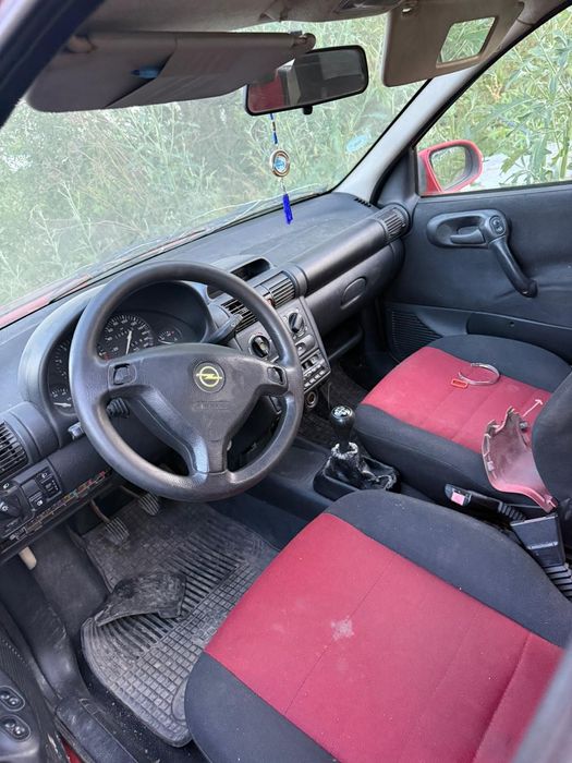 Vând două mașini opel corsa b și d
