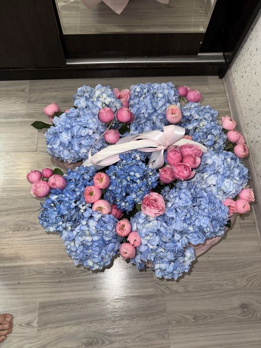 Цветы в корзине - голубые гортензии и розовые пионы свежиеее