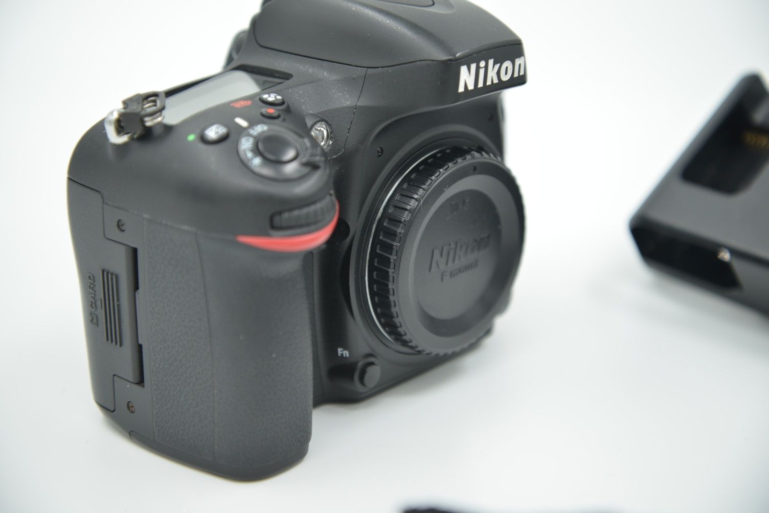 Body Nikon D600 full-frame stare excelenta cu accesorii