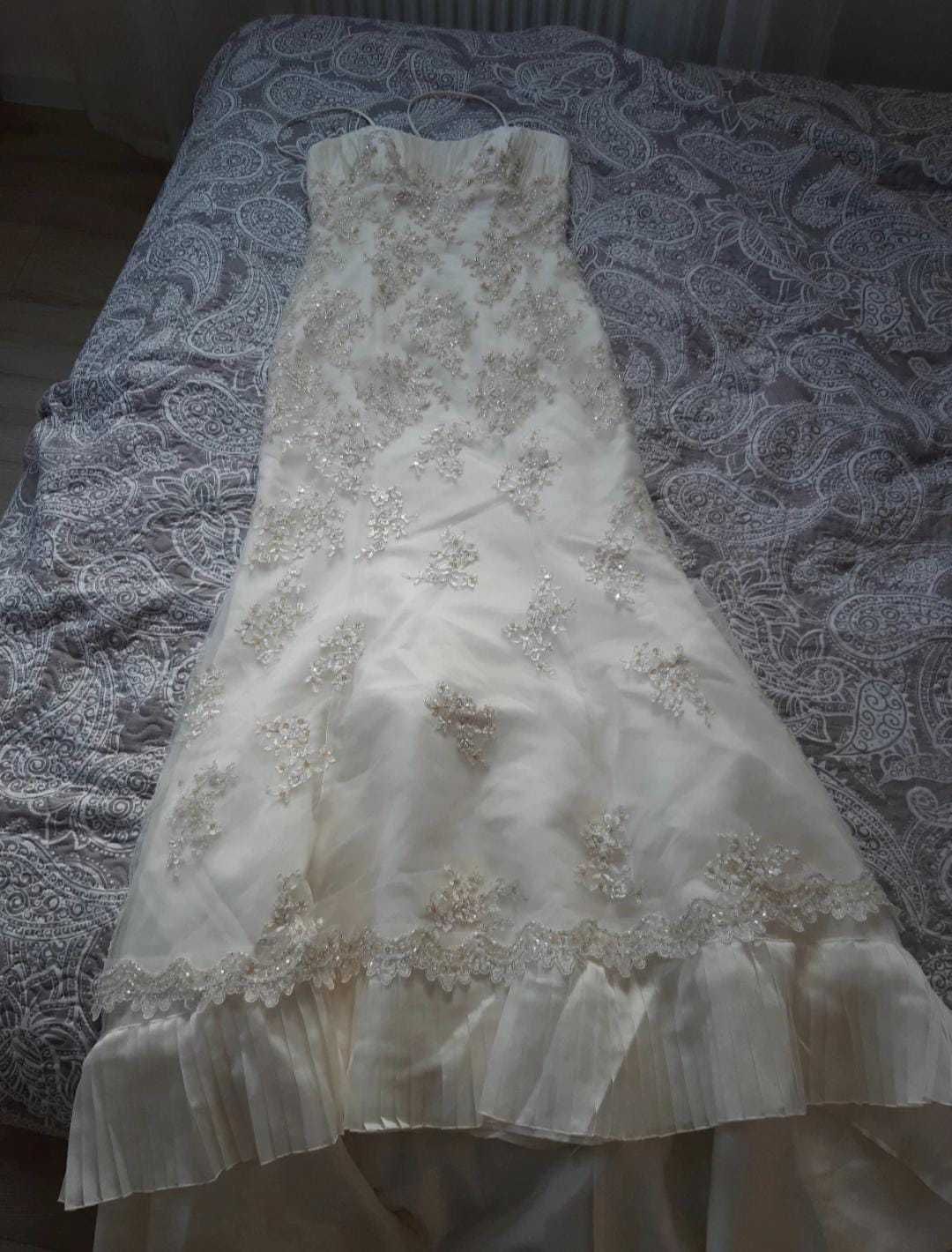 Rochie de mireasa spectaculoasa cu trena - 500 de lei